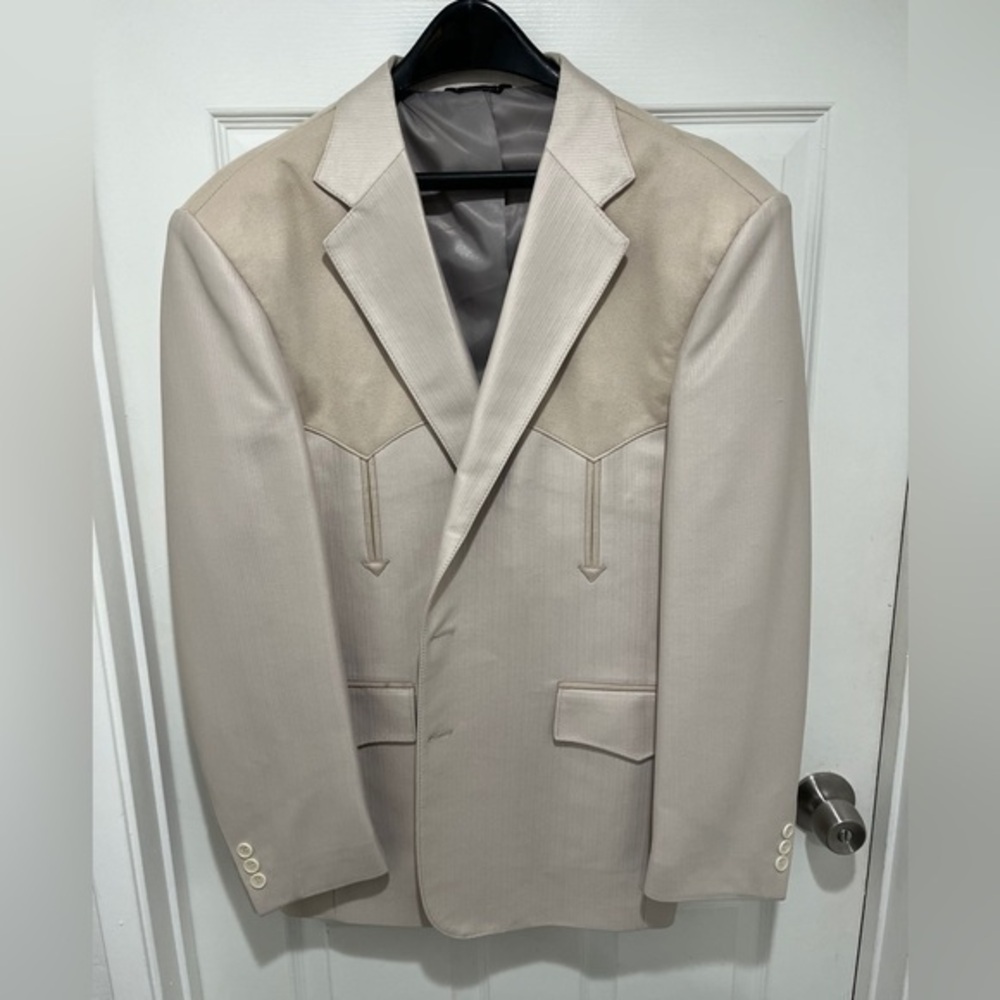US West Apparel Western Coat Ivory shine 42r
Ivory suede patches One of a kind
